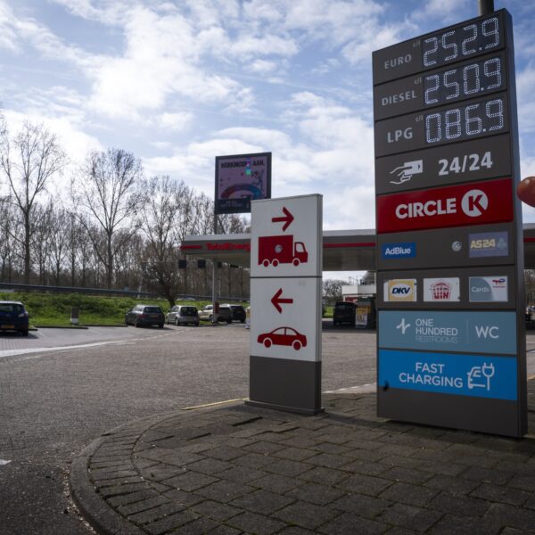 GL-PvdA wil maximumprijs brandstof: 'Rekening bij fossiele bedrijven'