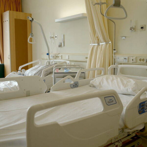 Patiënten liggen in Nederland relatief kort in het ziekenhuis, maar krijgen ze wel genoeg zorg?