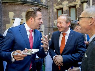 Stand.nl: 'Met de huidige crises kan de politiek niet met reces'