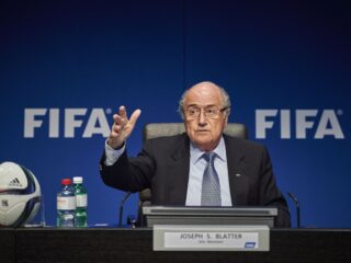 Oud-scheidsrechter doet boekje open: 'Blatter zei tegen de scheidsrechters: bescherm de sterren'
