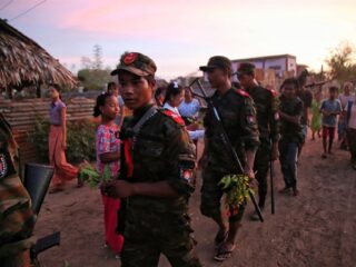 Verzet Myanmar wint terrein: ‘Voor vechtende jongeren is het nu of nooit’