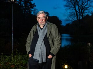 Maarten van Rossem maakt veel praatjes op straat; heeft SIRE-campagne niet nodig