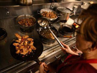 Chinese restaurants staan onder druk: steeds minder Aziatische koks in Nederland