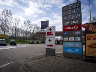 GL-PvdA wil maximumprijs brandstof: 'Rekening bij fossiele bedrijven'