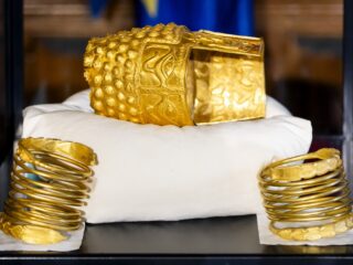 Directeur Drents Museum bracht gouden helm terug in Roemenië: 'Iedereen is blij'