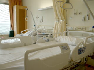 Patiënten liggen in Nederland relatief kort in het ziekenhuis, maar krijgen ze wel genoeg zorg?