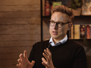 Econoom Jona van Loenen: 'Ministers moeten veel meer verdienen'