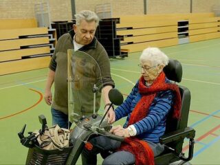 Scootmobiel levensgevaarlijk op de weg, maar niemand grijpt in