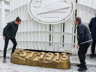 Gedenkplek voor overleden PSV-supporters: 'Menig traantje weggepinkt'