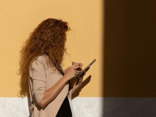 Social media mede-veroorzaker van burn-outs bij vrouwen? ‘Onzin’, zegt deze hoogleraar