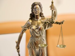 Klokkenluiders ministerie van Justitie: 'Aanpak misstand naamfouten op vonnissen schiet tekort'