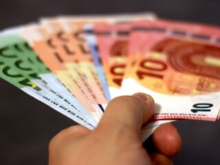 Erfbelasting? 'Maak onderscheid tussen zelf verdiend geld en geërfd geld'
