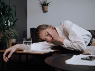 Ben je als vrouw vaak moe, snel buiten adem, haaruitval en mist in je hoofd? Vaak heb je dan een ijzertekort