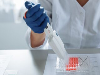 Groeien baby's binnenkort in een kunstmatige baarmoeder? Deze miljardair ziet dat wel gebeuren