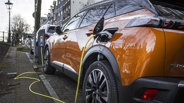 Stand.nl: 'Er moeten zo snel mogelijk extra laadpalen komen'