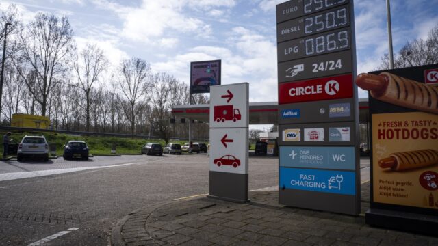 GL-PvdA wil maximumprijs brandstof: 'Rekening bij fossiele bedrijven'