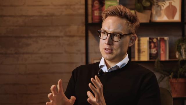 Econoom Jona van Loenen: 'Ministers moeten veel meer verdienen'