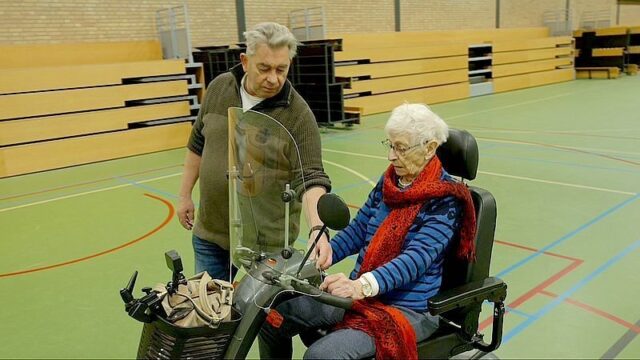 Scootmobiel levensgevaarlijk op de weg, maar niemand grijpt in