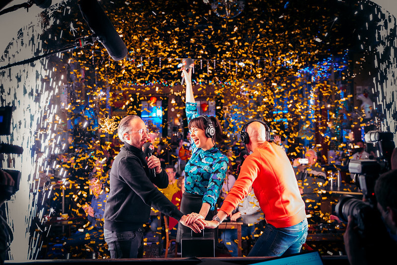 Emmely de Wilt, Frank van 't Hof en Wouter van der Goes drukken op de rode knop.