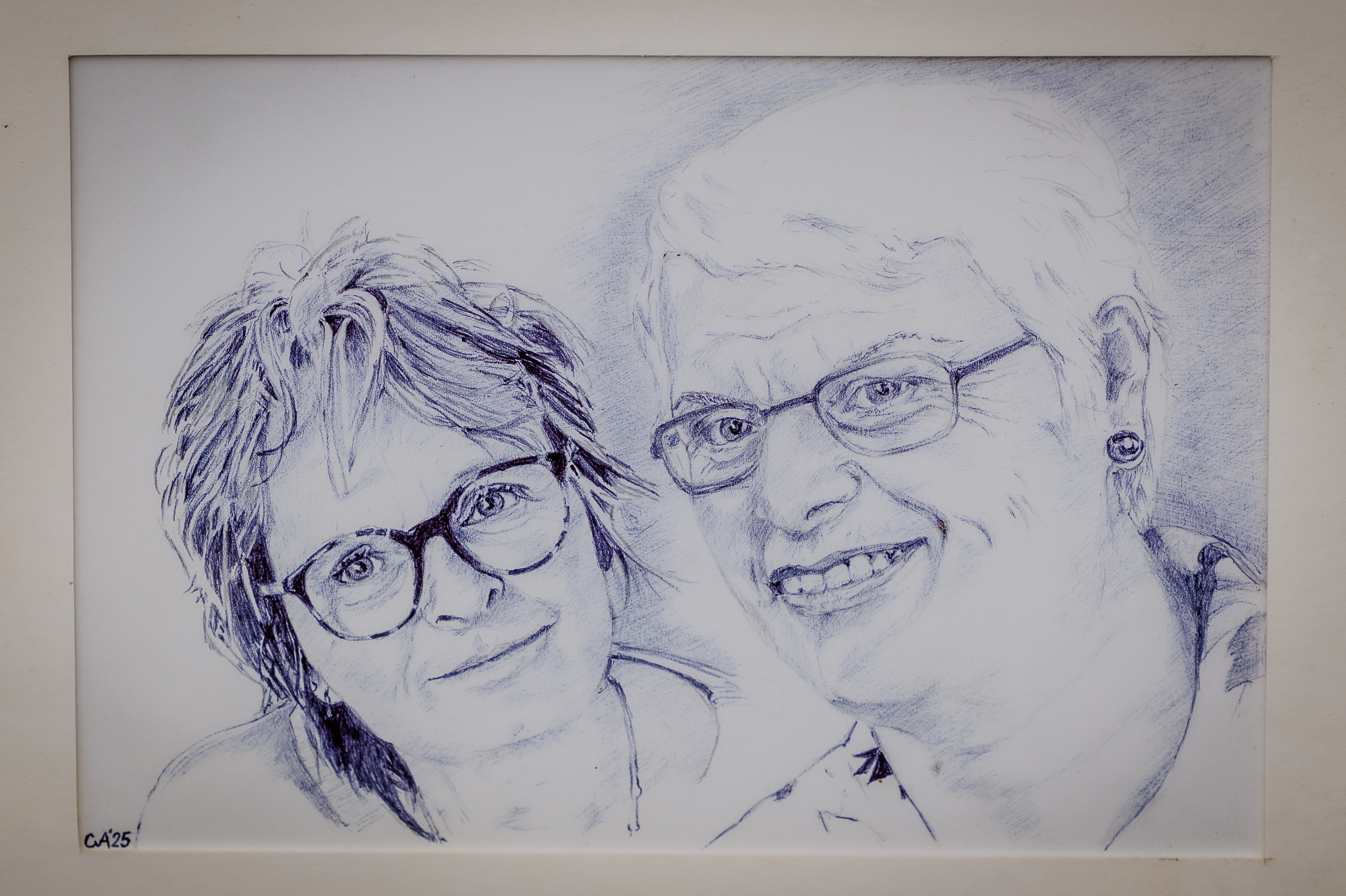 Het portret van Woudy en haar moeder, getekend door Cees van Apeldoorn