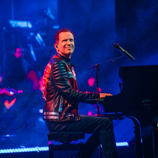 Kijk hier terug: Openingsshow Top 2000 door Bart Arens