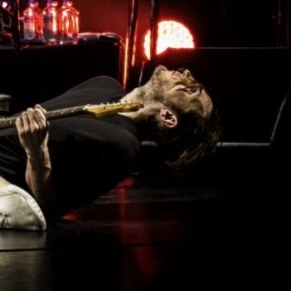 In Scar Tissue bezingen de Peppers de littekens van hun alcohol- en drugsmisbruik