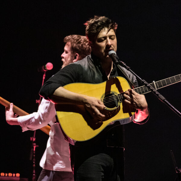 Beluister Mumford & Sons’ nieuwe single Rushmere