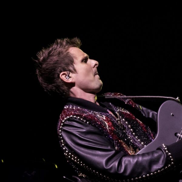 In het meeslepende Resistance bewapent Muse zich met liefde