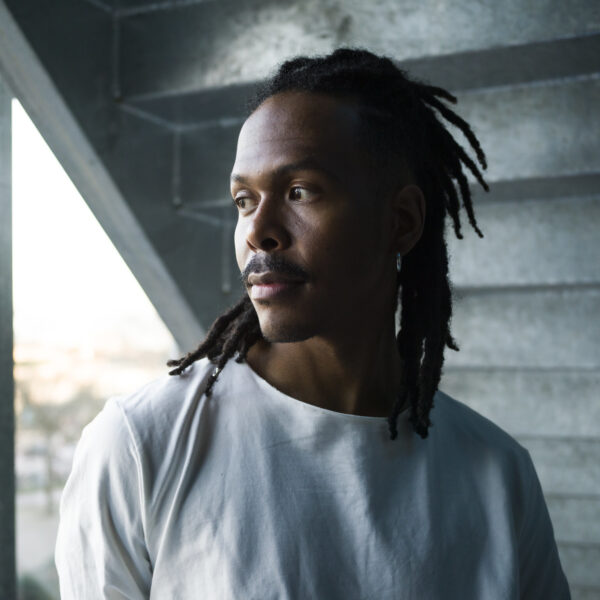 Jeangu Macrooy pakt TopSong met 'sarcastische protestsong' Independent Girls & Nasty Evil Gays