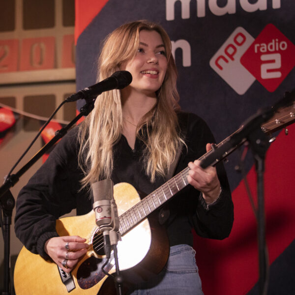 Hannah Mae ontleedt nieuwe single Rode Draad: 'Sta ik eigenlijk achter mijn keuzes?'