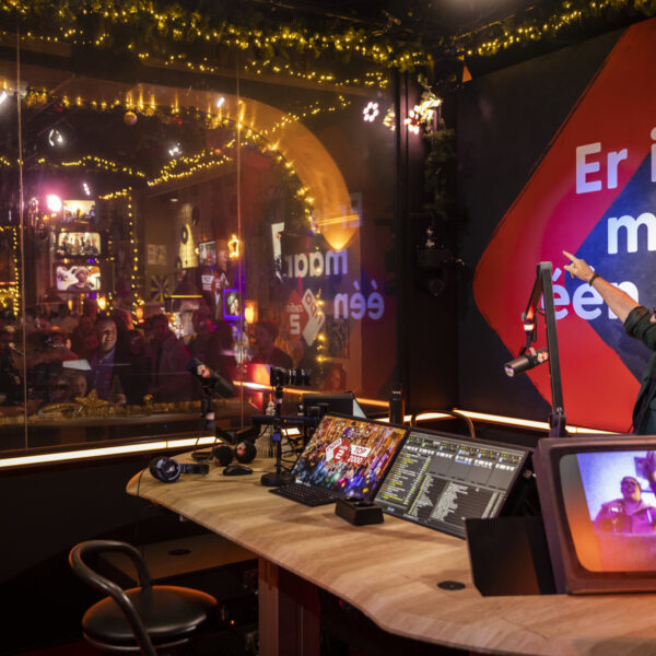 Dit is het dj-team van de NPO Radio 2 Top 2000 in 2023