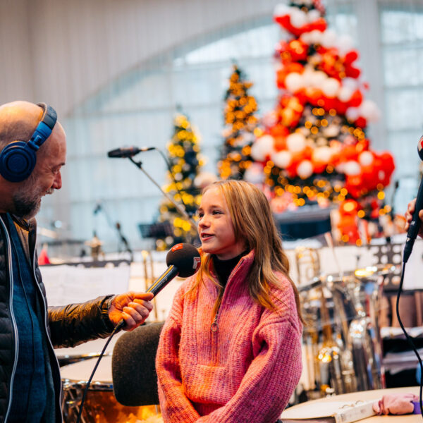 Emma Kok (15) maakt tussen de optredens door haar NPO Radio 2 Top 2000 stemlijst
