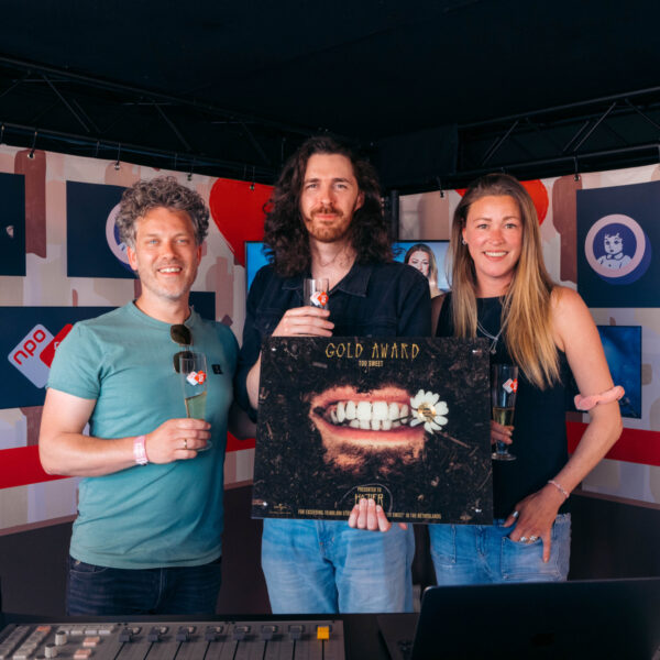 'Really sweet': Hozier ontvangt op Pinkpop gouden plaat voor Too Sweet
