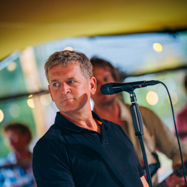 Racoon speelt krachtige Don't Give Up The Fight voor Geja