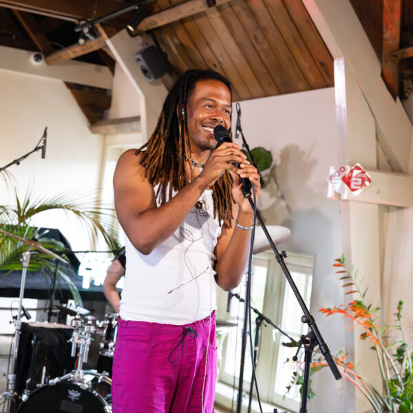 Jeangu Macrooy over Pride: 'Het is de enige dag in het jaar dat je je niet als minderheid voelt'