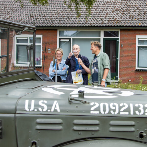 Tjipke wordt verrast met militaire parade: 'Dat mensen dit voor me over hebben'
