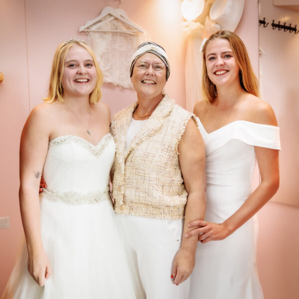 Annemaryn en Myrthe passen trouwjurken met hun moeder: ‘Geniet van alles wat nog wel kan’