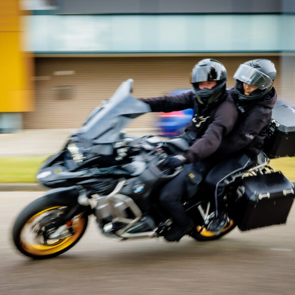 Adrenalinejunkie Anjaly (15) maakt droomrit op motor: ‘Het kan niet gek genoeg’
