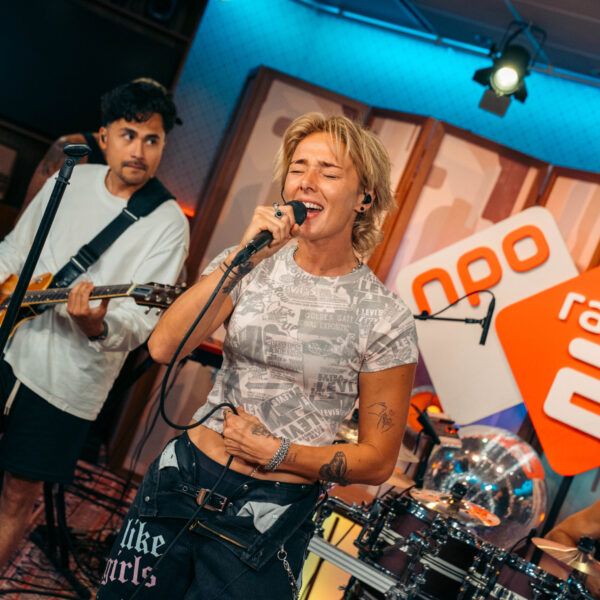 SERA treedt op met Girls Who Like Girls tijdens Vier De Liefde