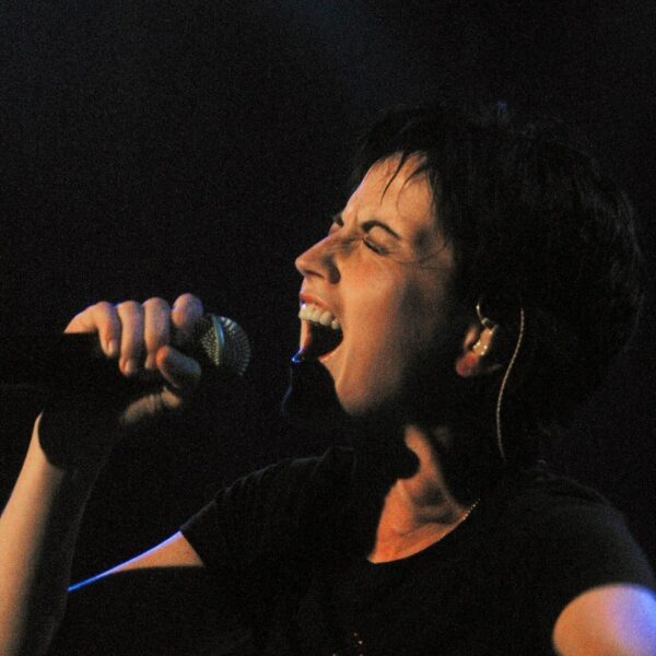 Hoe een aanslag The Cranberries de hit Zombie opleverde