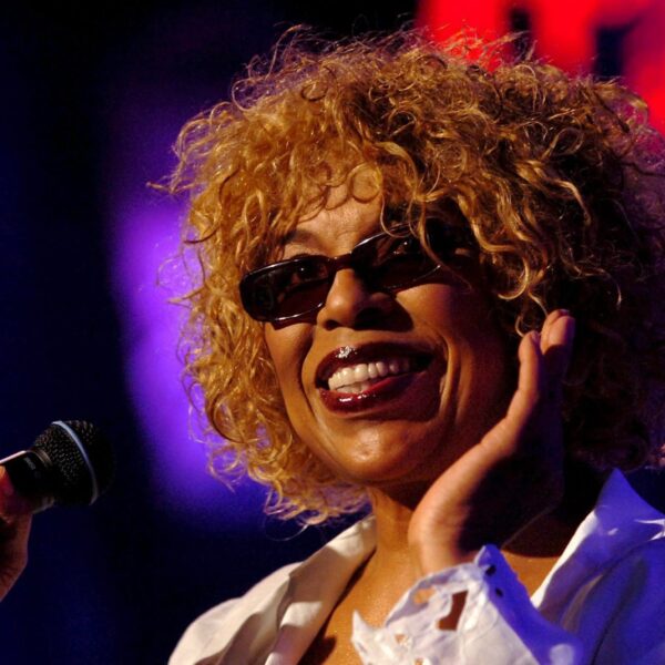 Het overspelige verhaal achter First Time Ever I Saw Your Face