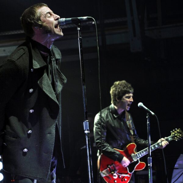 Oasis kondigt reünie aan: Noel en Liam Gallagher gaan samen optreden