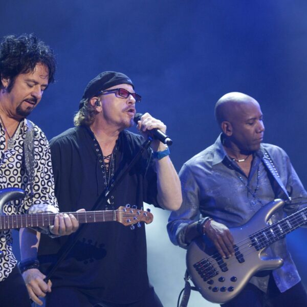 Toto speelt Stop Loving You tijdens 35-jarig jubileum