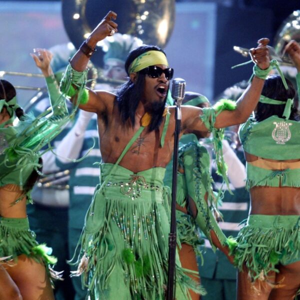 In Ms. Jackson vertelt Outkasts André 3000 zijn kant van het verhaal