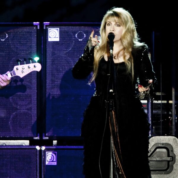 Intense blik van Stevie Nicks jaagt Lindsey Buckingham nog altijd na