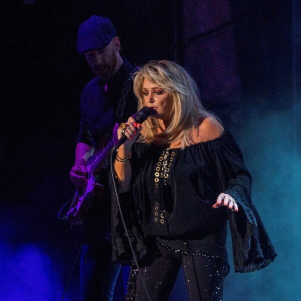 In Total Eclipse Of The Heart zingt Bonnie Tyler over liefde en… vampieren?