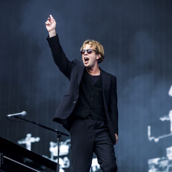 Tom Odell vertelt over de veranderende betekenis van Another Love: 'Grijpt je bij de keel'