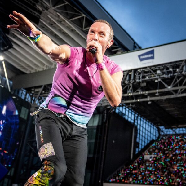 Coldplay en Maggie Rogers coveren Taylor Swifts Love Story in Wenen