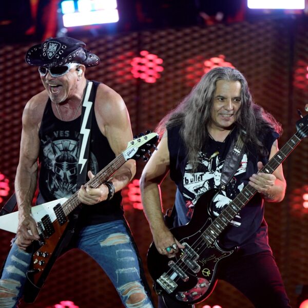 Scorpions spelen Wind Of Change 10 jaar na de val van de Berlijnse Muur