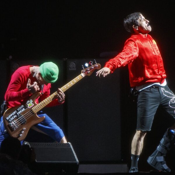 Give It Away: Red Hot Chili Peppers keren terug met een meer verfijnde sound